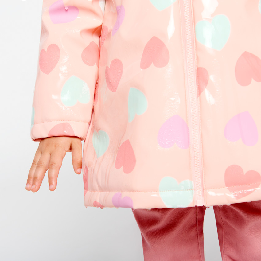 Parka goma color rosa con estampado de corazones y efecto cambio de color para bebé niña 