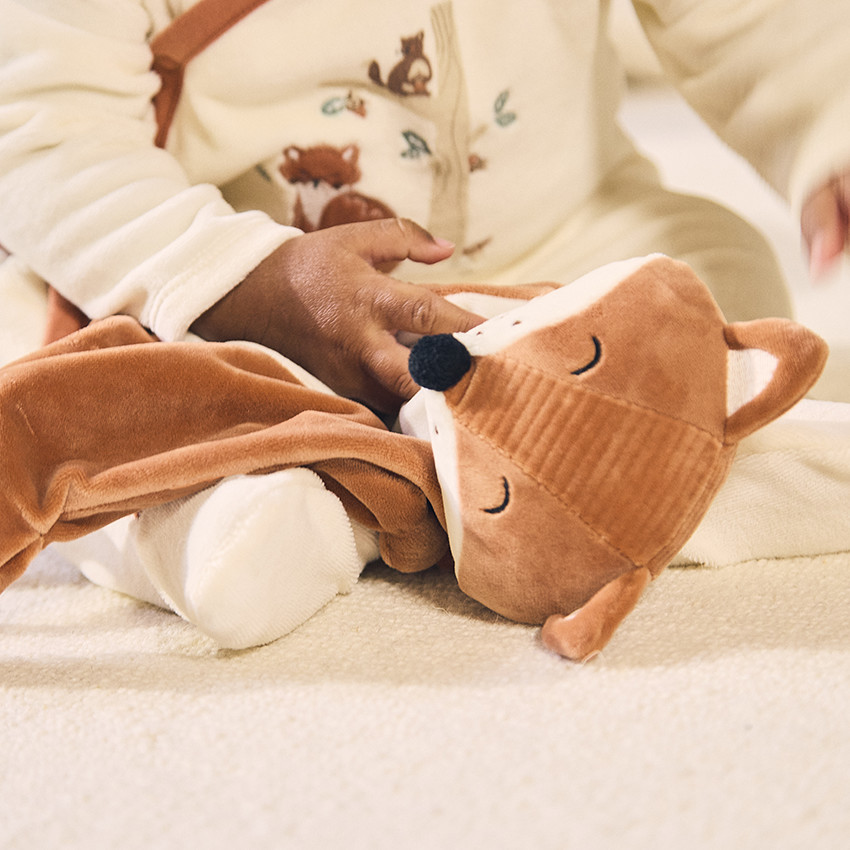 Pelele de terciopelo + doudou zorro a juego con aberturas diferentes según la edad 