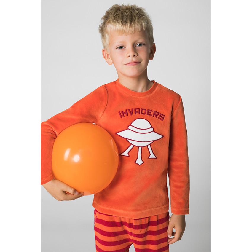 Pijama de terciopelo con platillo volador bordado 