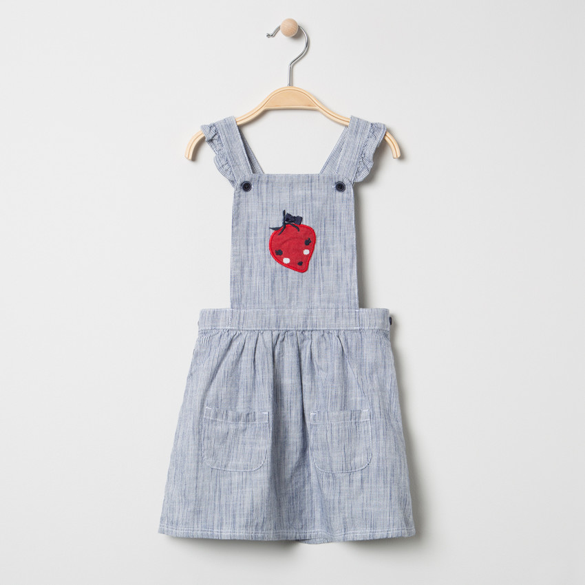 Vestido tipo peto con rayas finas y fresa bordada 