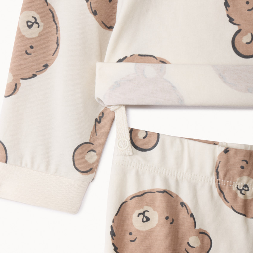 Pijama de 2 piezas con estampado de ositos para bebé y acabados diferentes según la edad 