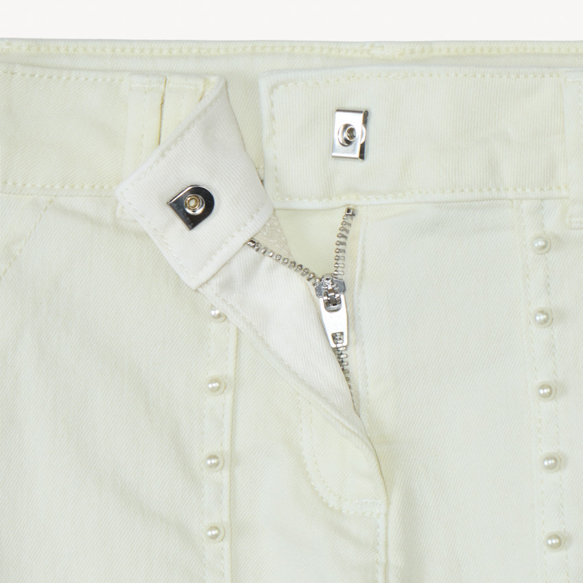 Pantalón vaquero ancho con bolsillos y perlas nacaradas para niña 