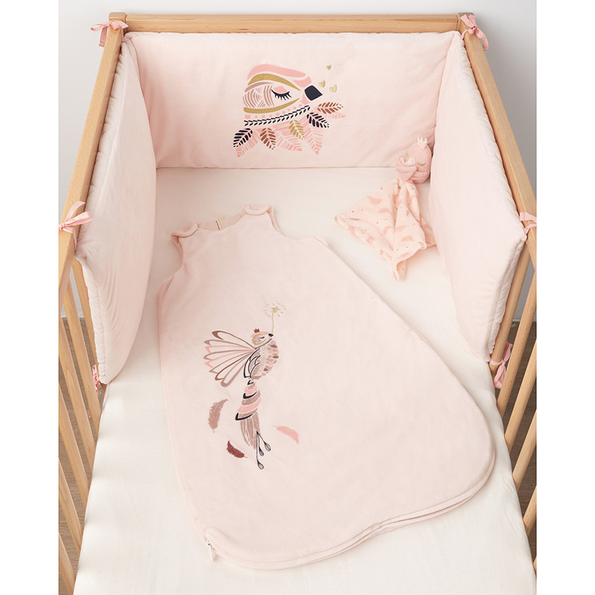 Doudou de terciopelo con plumas y pequeño pájaro 