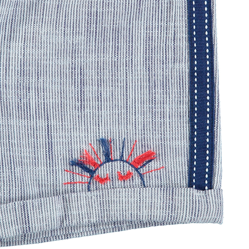 Pantalón corto de punto mezclado con bandas aplicadas y bordados 