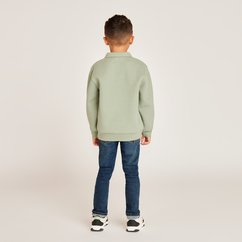 Sudadera de felpa con efecto arrugado y cuello tipo polo para niño. 