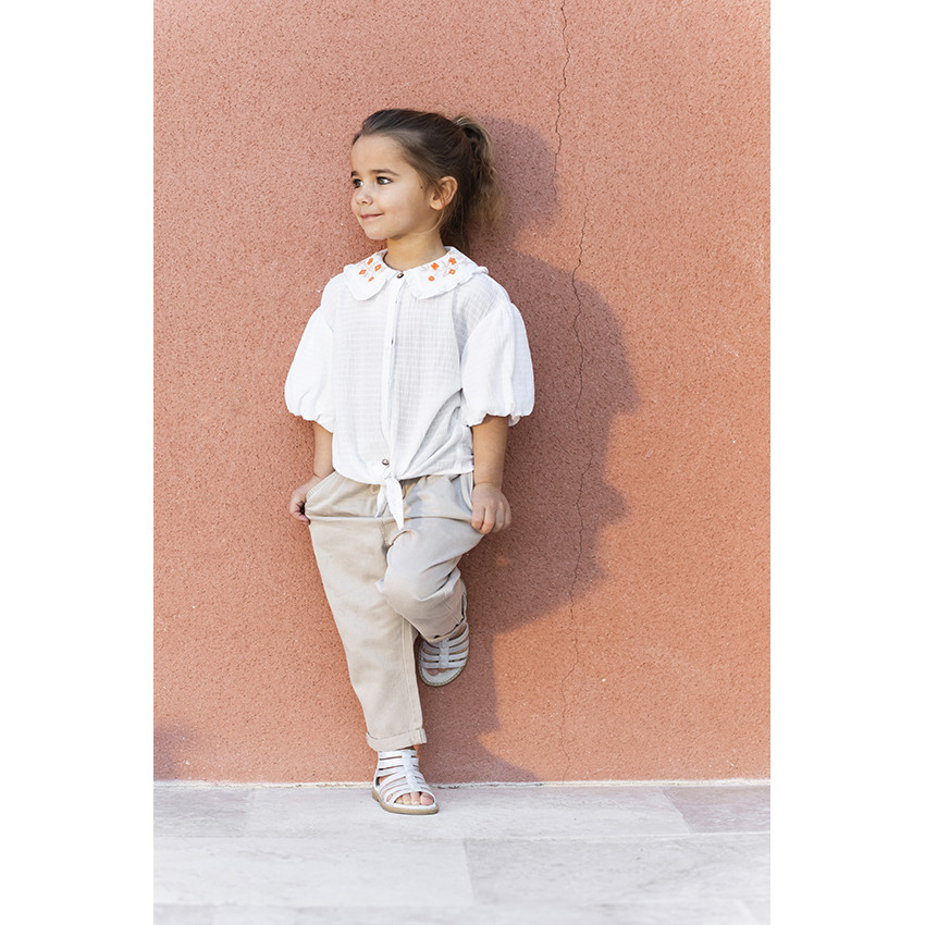Camisa de manga corta con cuello bordado para niña 