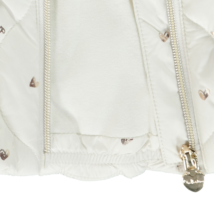 Chaleco acolchado entallado con estampado de corazones para niña 