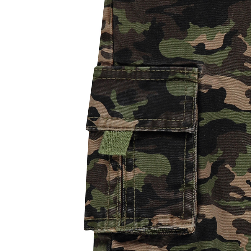 Pantalón de sarga con estampado militar y bolsillos 