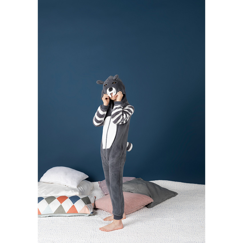Pijama con lobo de polar con detalles de relieve 
