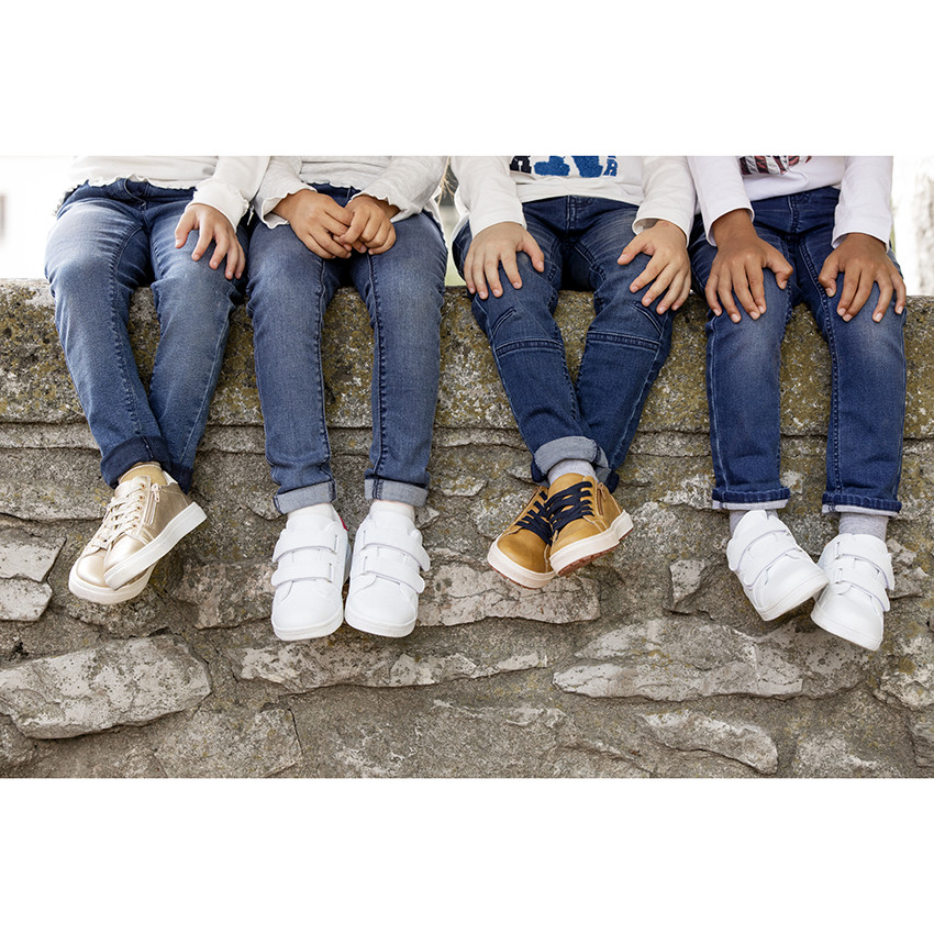 Zapatillas doradas con estrellas brillantes para niña. 