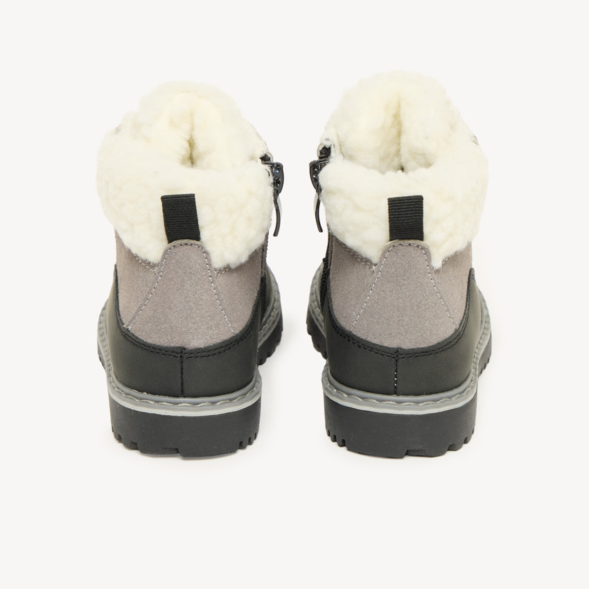 Botines para niño con cordones y cremallera con panel de borreguito. 