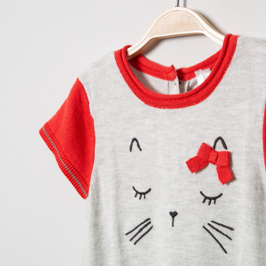 Vestido de manga corta de punto con gatos y corazones de jacquard 
