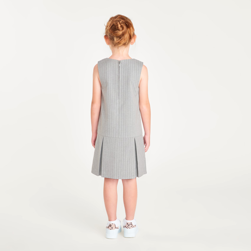 Vestido de niña sin mangas plisado a rayas. 