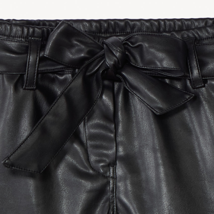 Short liso de polipiel con cinturón para anudar para niña 