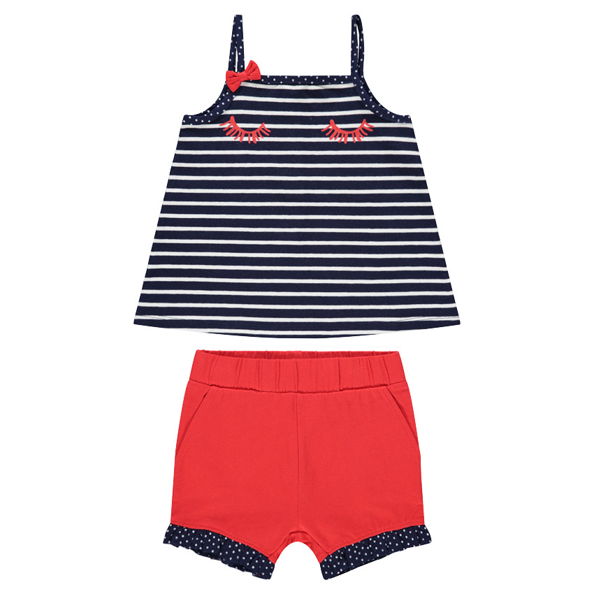 Conjunto con camiseta de rayas y pantalón corto rojo con volantes 