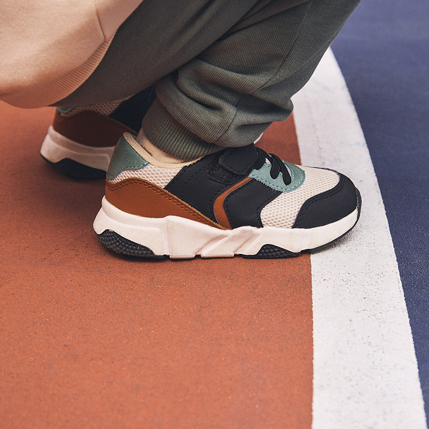 Zapatillas deportivas con detalles en contraste para bebé niño 