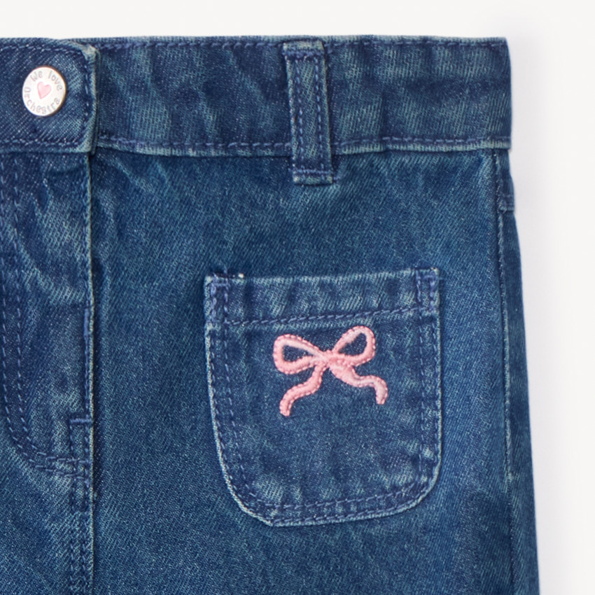 Pantalón vaquero ancho liso para niña. 