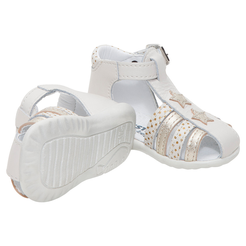 Sandalias de cuero con estrellas y tiras brillantes 