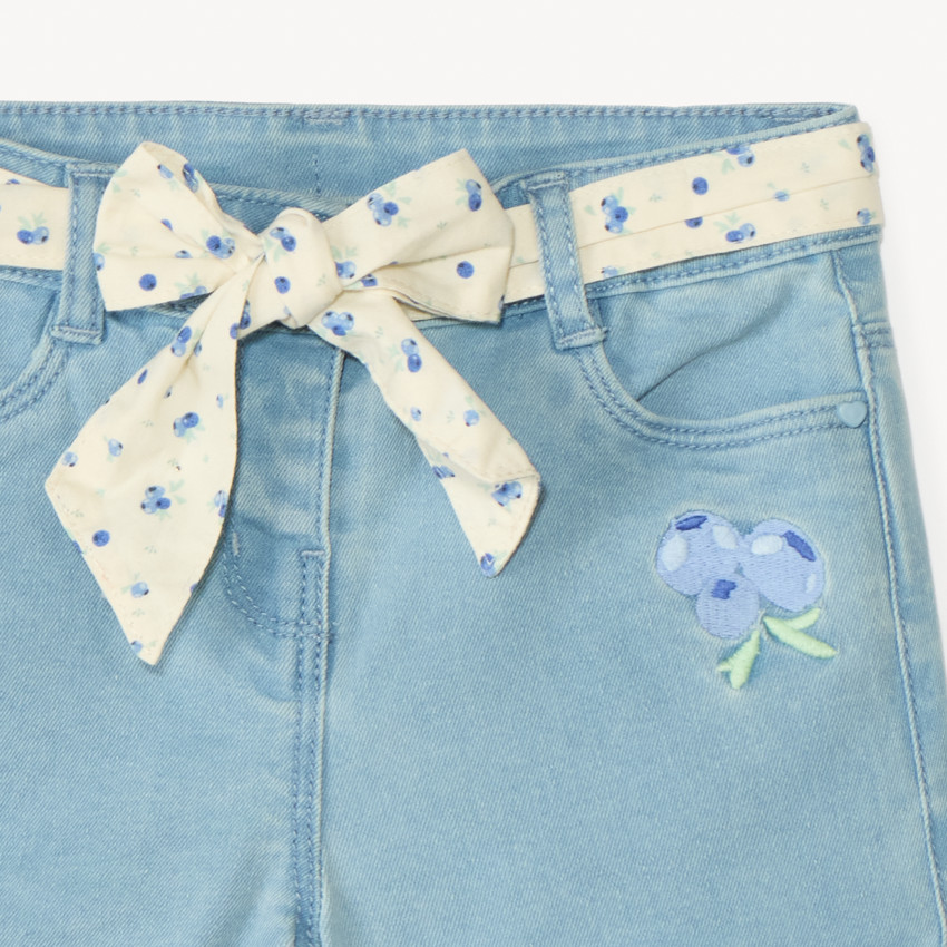 Pantalones cortos de denim con bordado de frutas + cinturón para atar para niña. 
