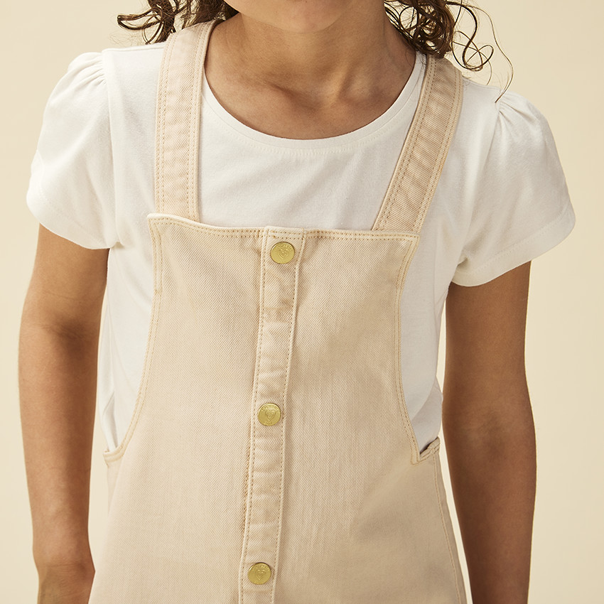 Vestido peto vaquero con botones decorativos para niña 