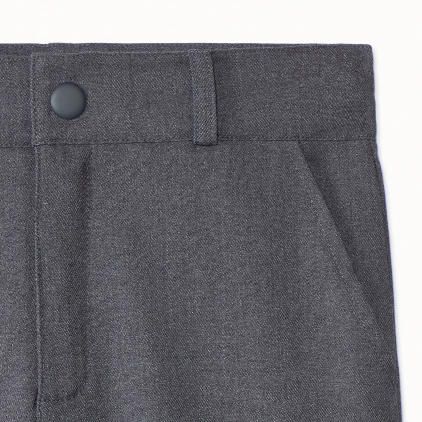 Bermuda corto de tela gris liso estilo uniforme para niño 
