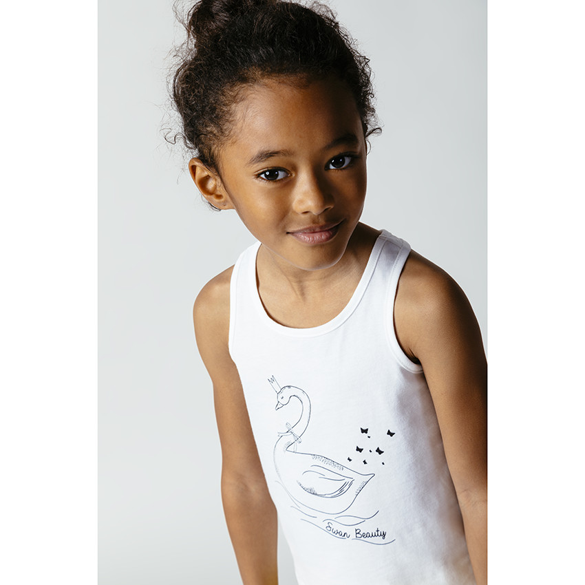 Conjunto de tirantes con estampado de cisne y short amarillo 