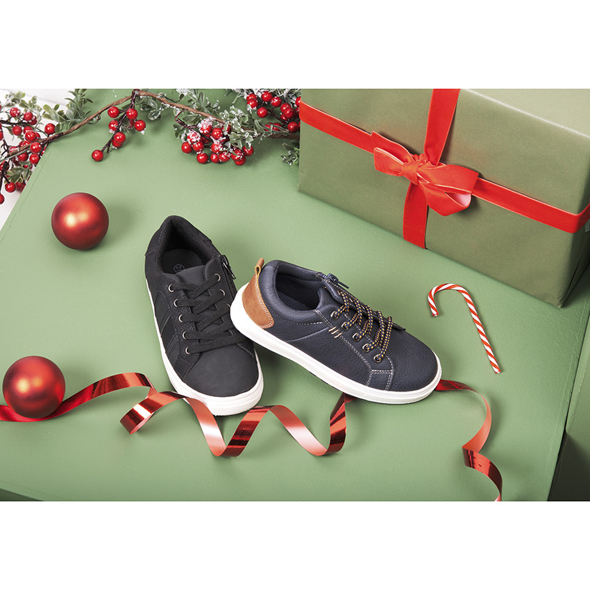 Zapatillas deportivas bajas con cordones y detalles en dos materiales para niño 