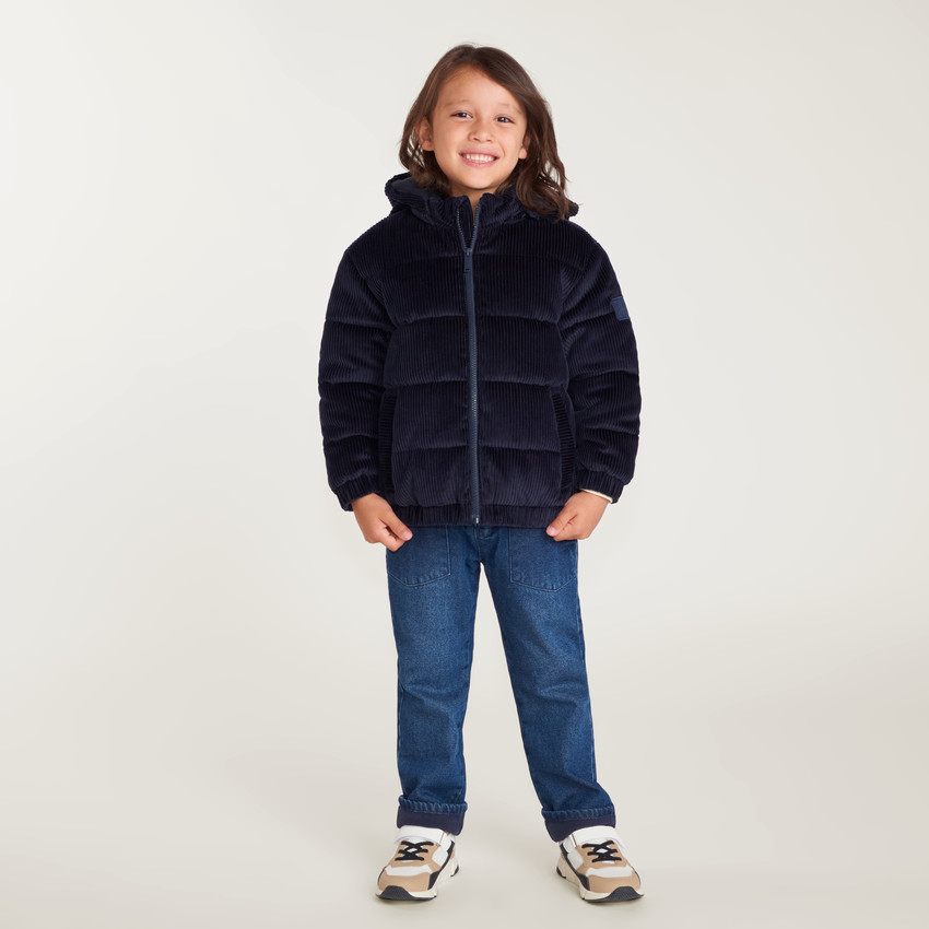 Parka con capucha para niño de gran frío con tejido de canalé. 