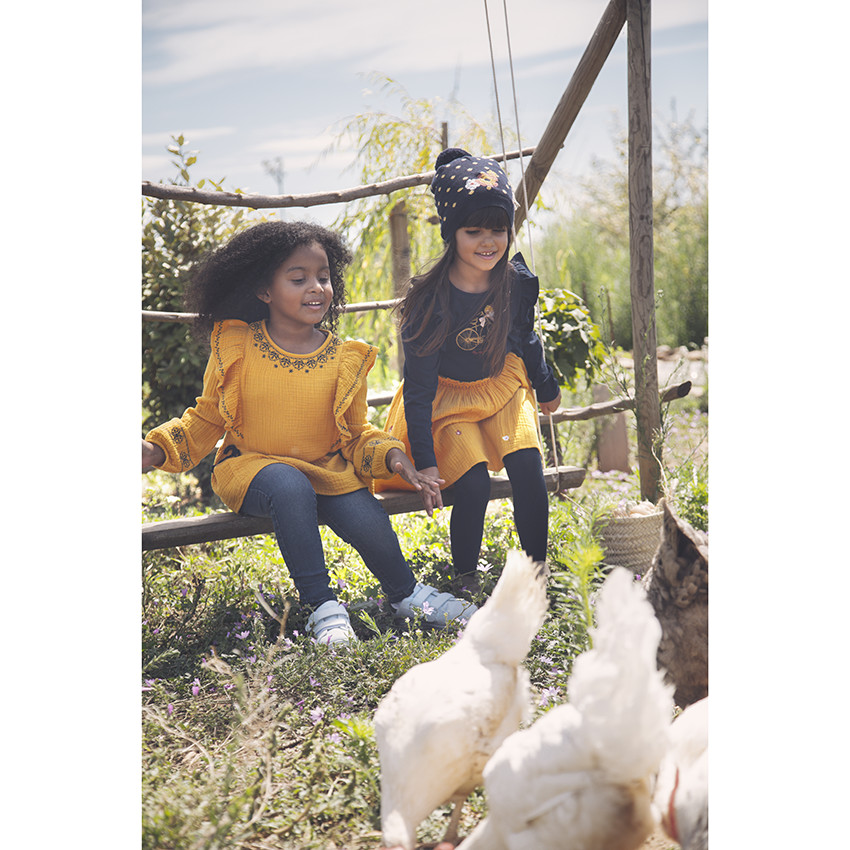Conjunto gorro y bufanda tipo snood de punto con flores bordadas 
