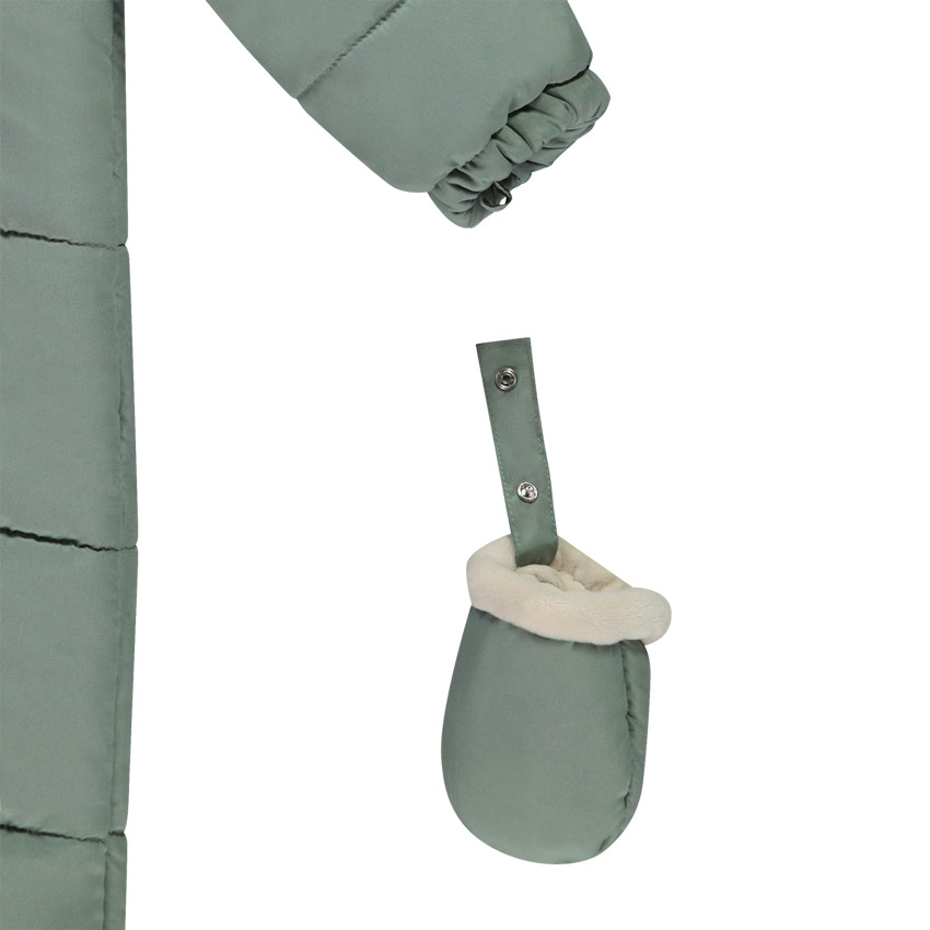 Buzo impermeable de oso para bebé con acabados variados según la edad. 