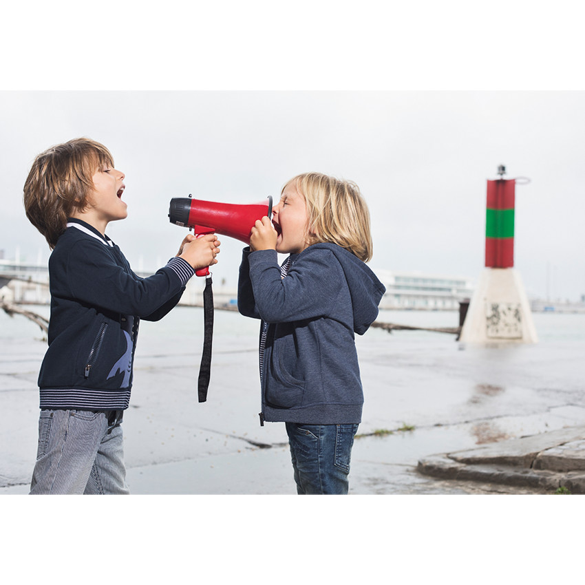 Chaqueta de felpa de estilo teddy con tiburón bordado y bolsillos con cremallera 