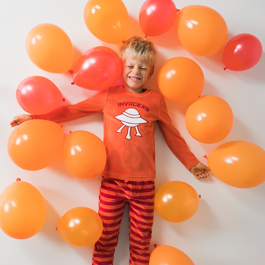 Pijama de terciopelo con platillo volador bordado 