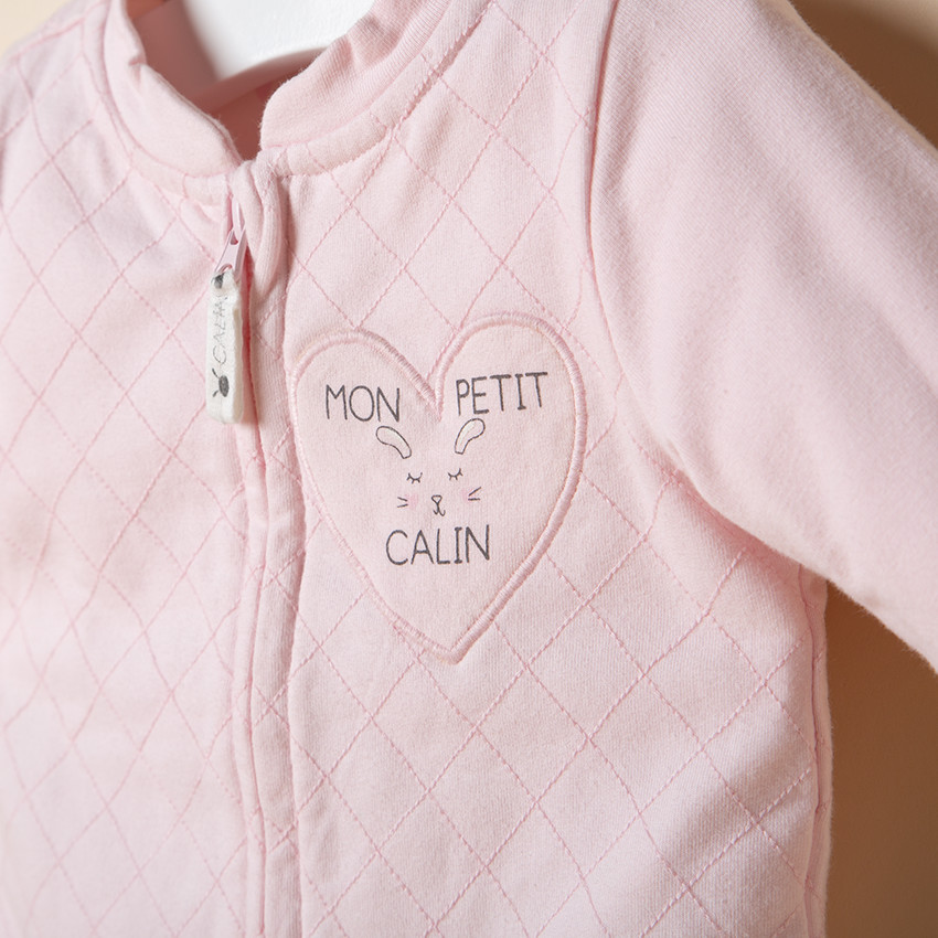 Conjunto con chaleco con cremallera y cruces y pantalón con conejo estampado por detrás 