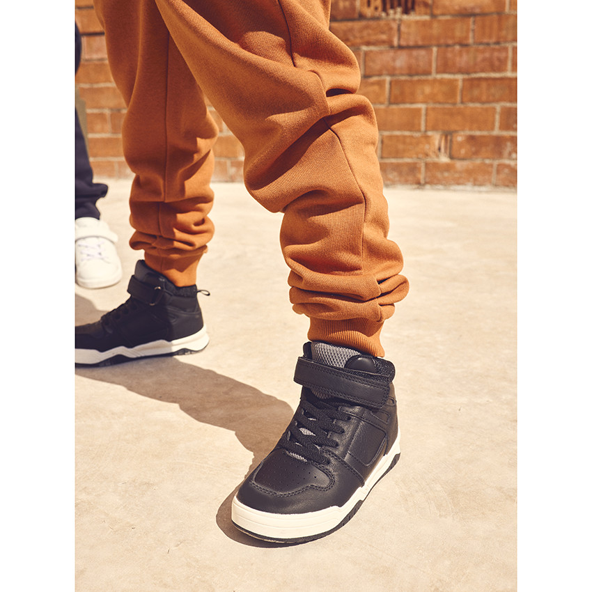 Zapatillas deportivas altas con lengüeta gris texturizada y diseño recortado para niño 