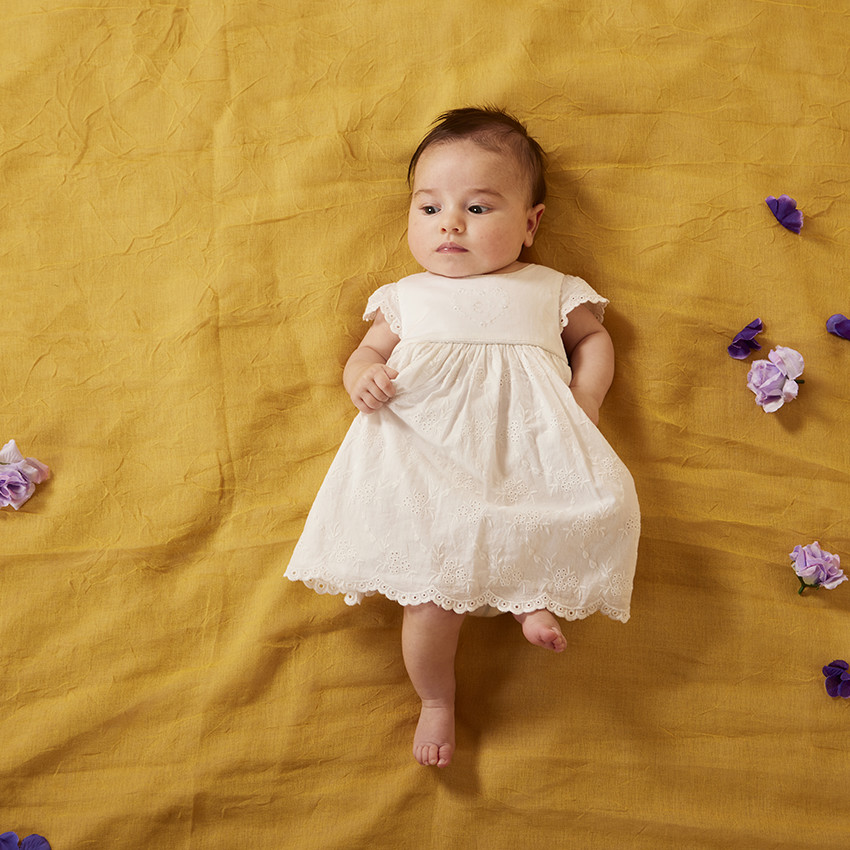 Robe de ceremonia en bordado inglés para bebé niña 