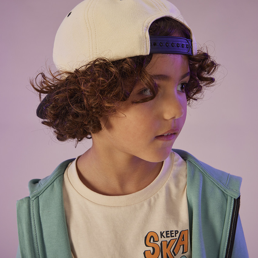 Gorra bicolor con bordado 3D para niño 