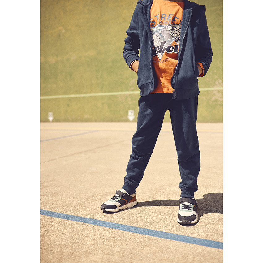 Chaqueta con capucha de felpa lisa para niño 