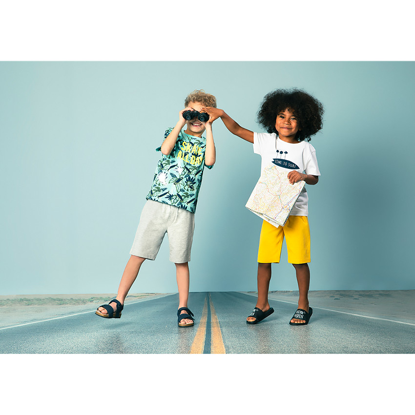 Conjunto camiseta estampado all-over y bermudas  Additional Conjunto camiseta estampado all-over y bermudas