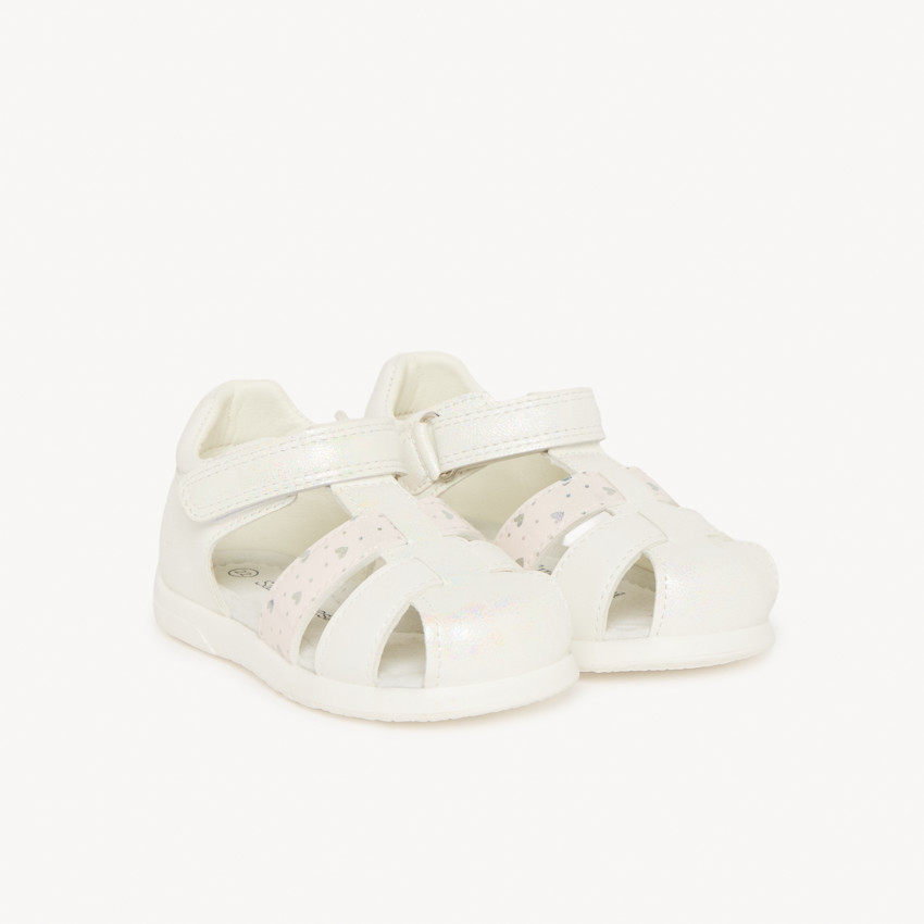 Sandalias de cuero con pequeño diseño de corazón para niña bebé 