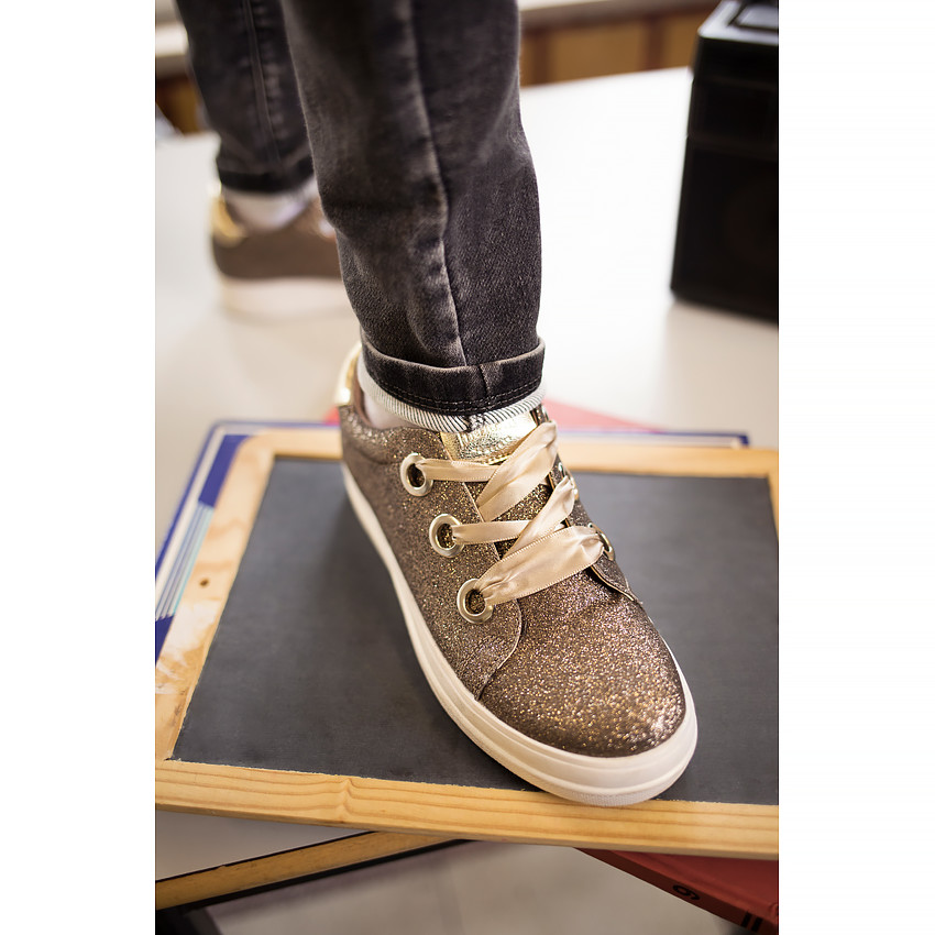 Zapatillas bajas brillantes con cordones de satén 