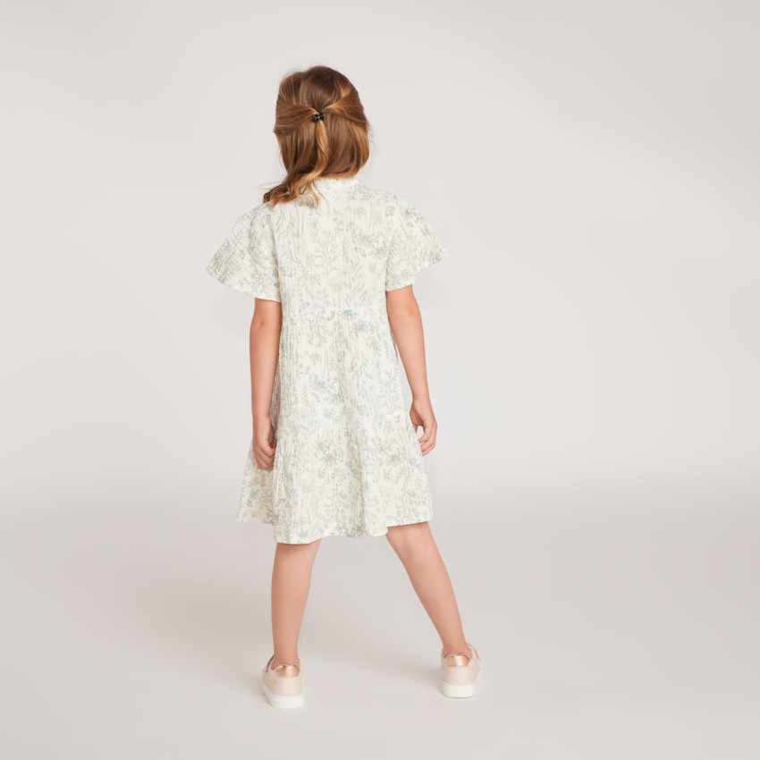 Ropita de niña con mangas cortas de volantes y estampado floral. 