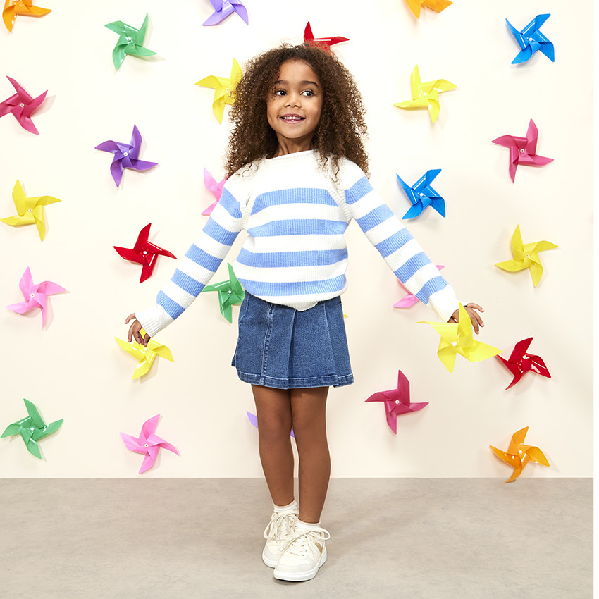 Suéter de punto rayado con mangas caladas para niña 