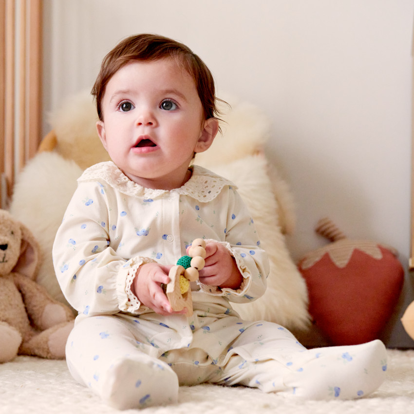 Pijama impreso de arándanos con cuello de tipo claudine bordado para niña bebé. 