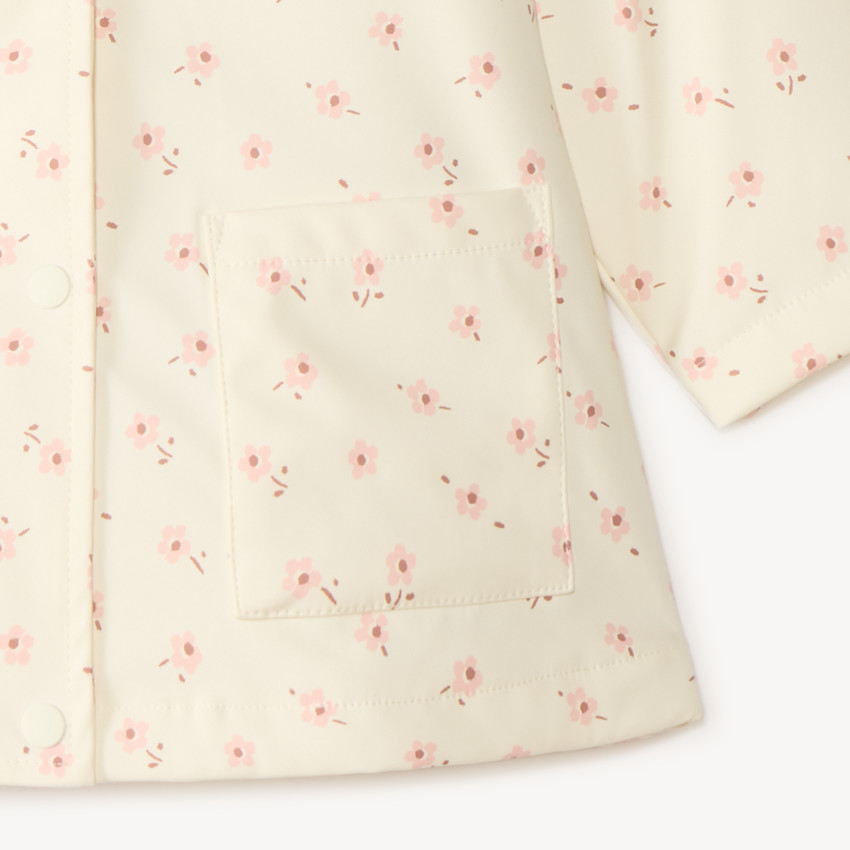 Parka de goma con capucha y estampado de flores para niña. 