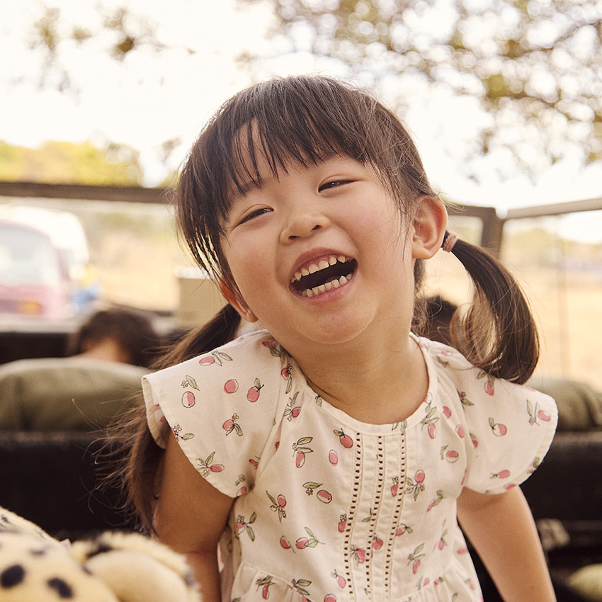 Vestido de manga corta con estampado de melocotones para bebé niña 