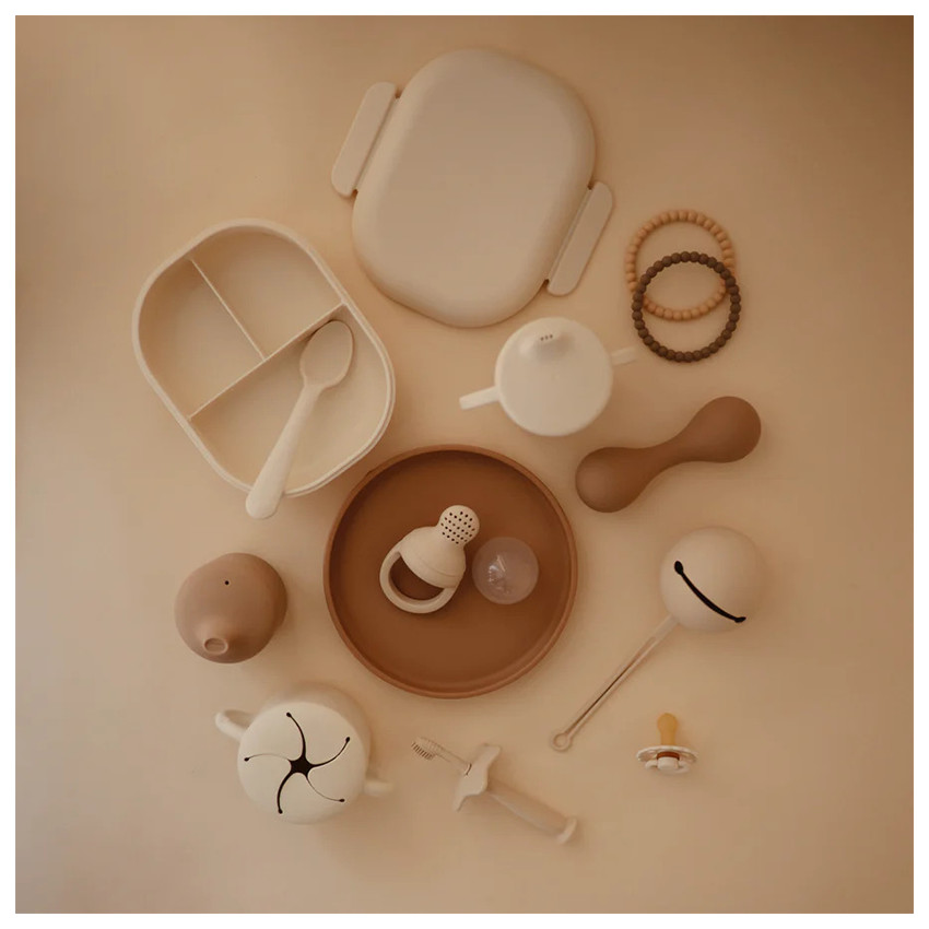 Fiambrera con compartimentos y cubiertos color marfil 