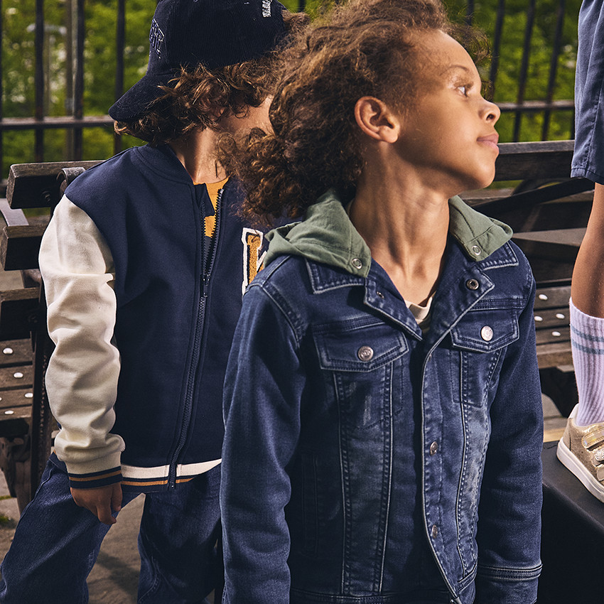 Chaqueta de mezclilla con capucha de felpa desmontable para niño 