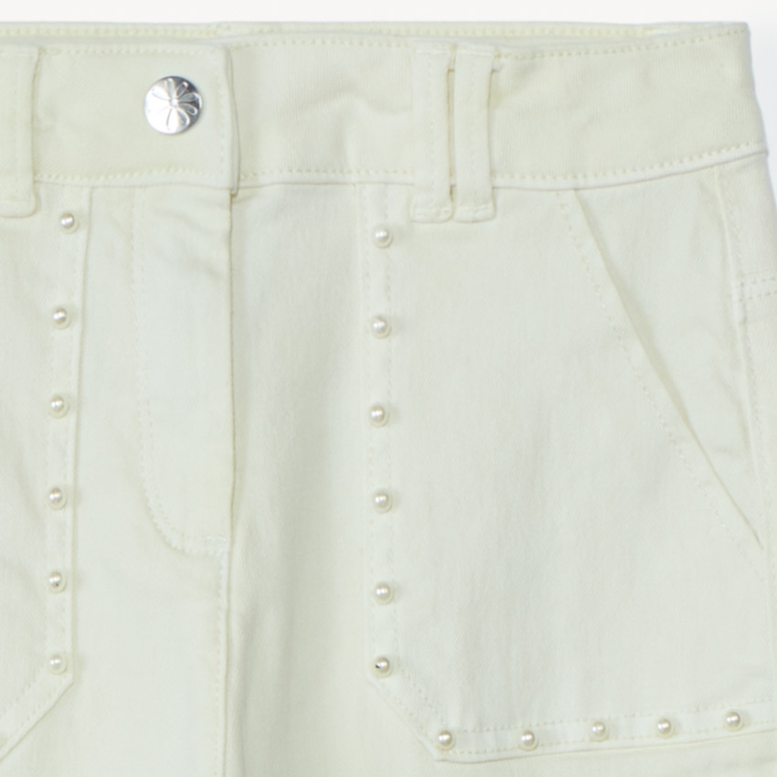 Pantalón vaquero ancho con bolsillos y perlas nacaradas para niña 