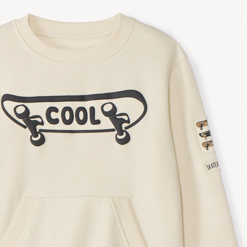 Conjunto de chándal de felpa con estampado en relieve de skate para niño. 