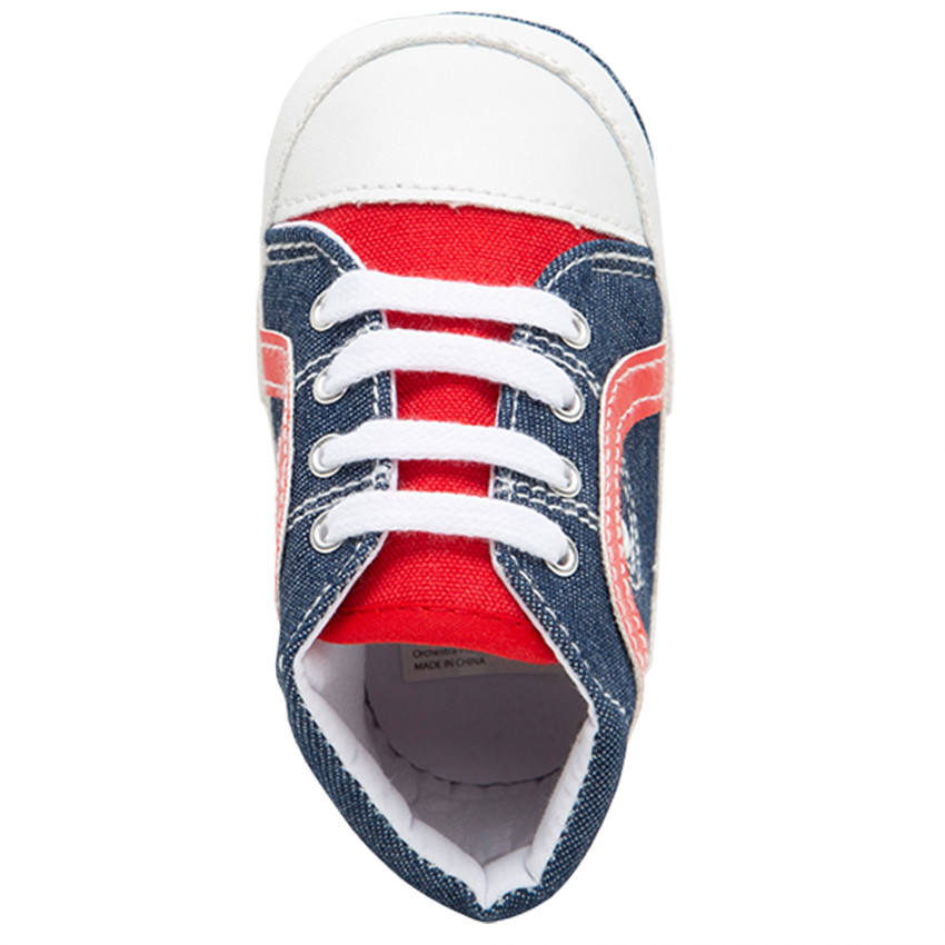 Zapatillas flexibles de tela con efecto vaquero y aplicaciones que contrastan 